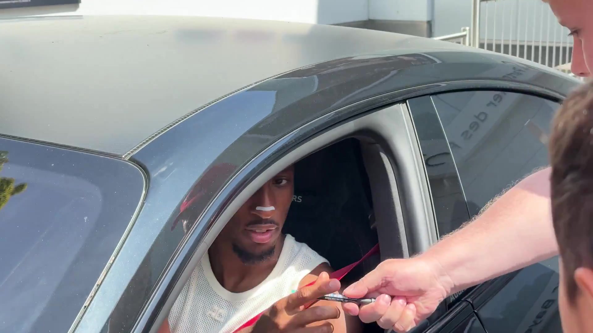 要走了！科曼驾车离开塞贝纳大街，给球迷签名&amp;下车合影