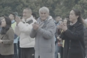 开云体育-米卢走进成都校园，指导孩子们训练