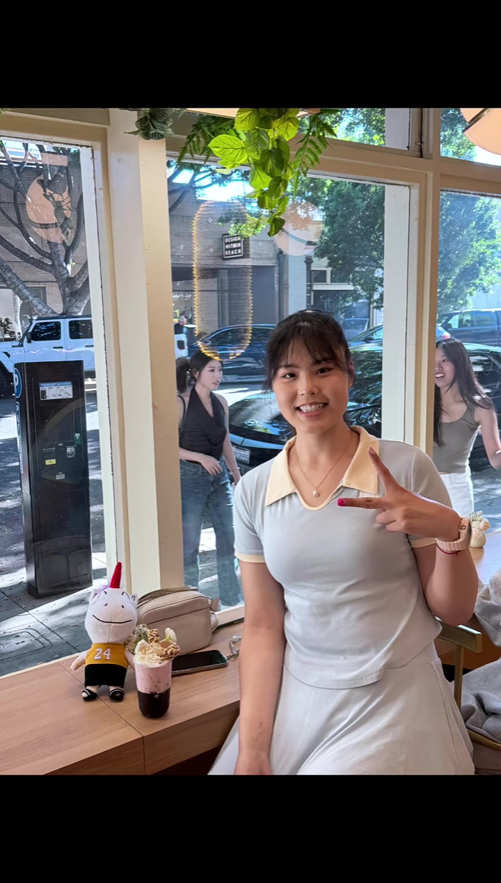 体育视频直播-李月汝探访独角兽主题店铺 左膝护具显眼仍显可爱